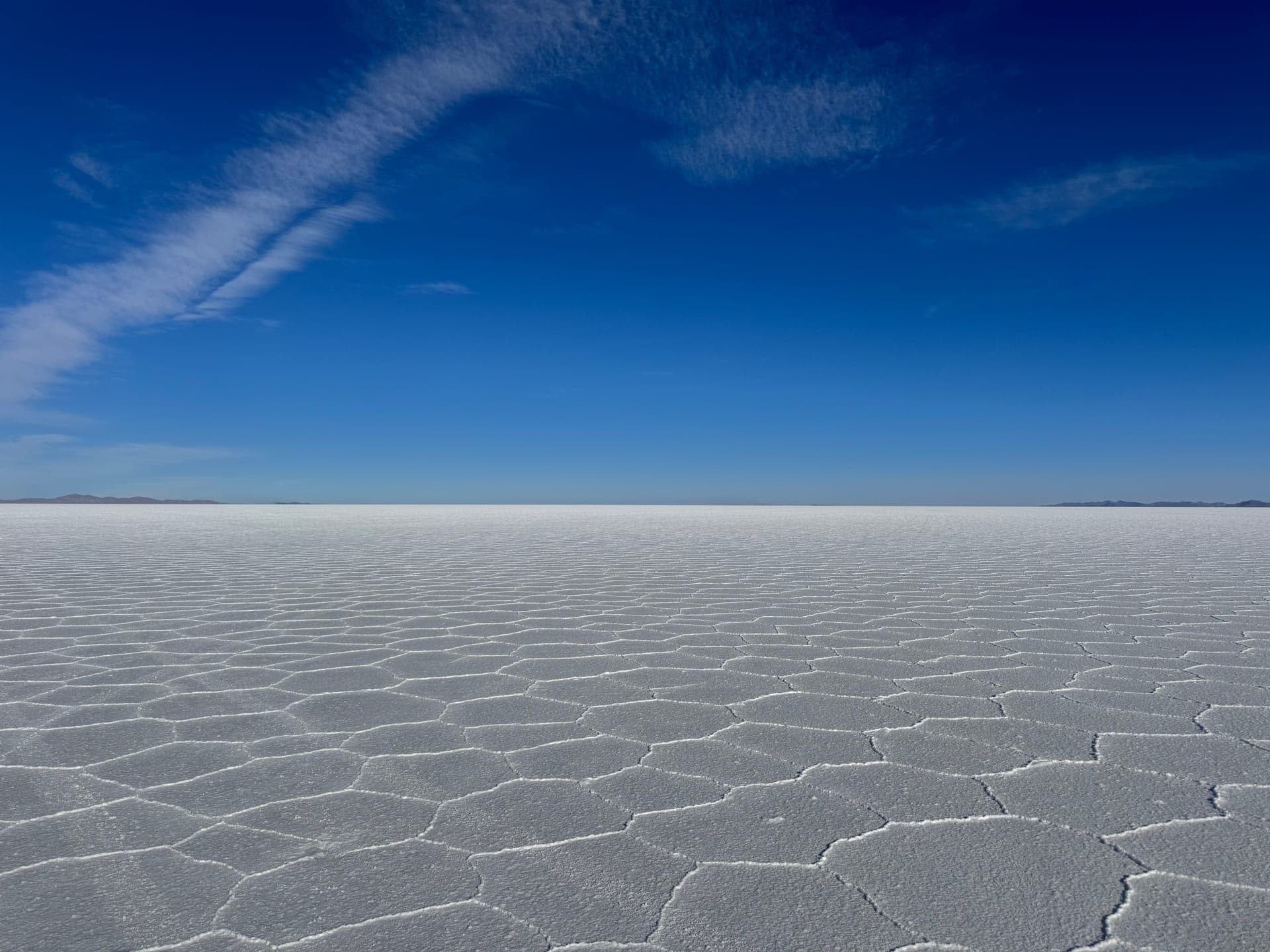 Le salar d'Uyuni sous un ciel bleu profond