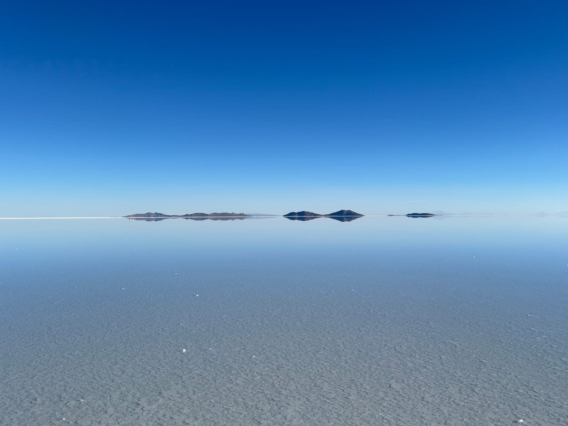 Îles du salar d'Uyuni reflétées dans la zone humide, effet miroir parfait