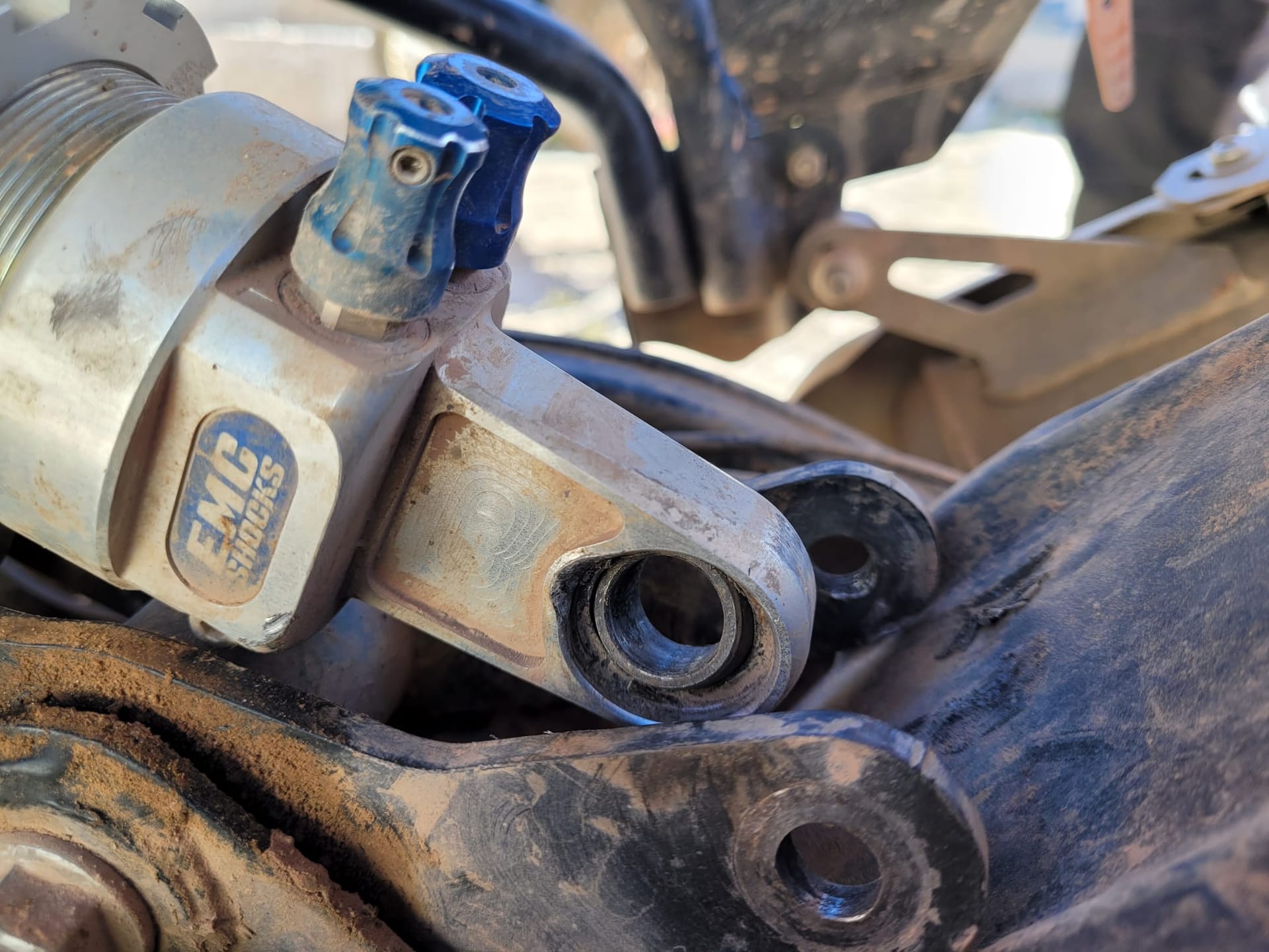 Biellette de suspension désolidarisée de l'amortisseur sur la Royal Enfield Himalayan
