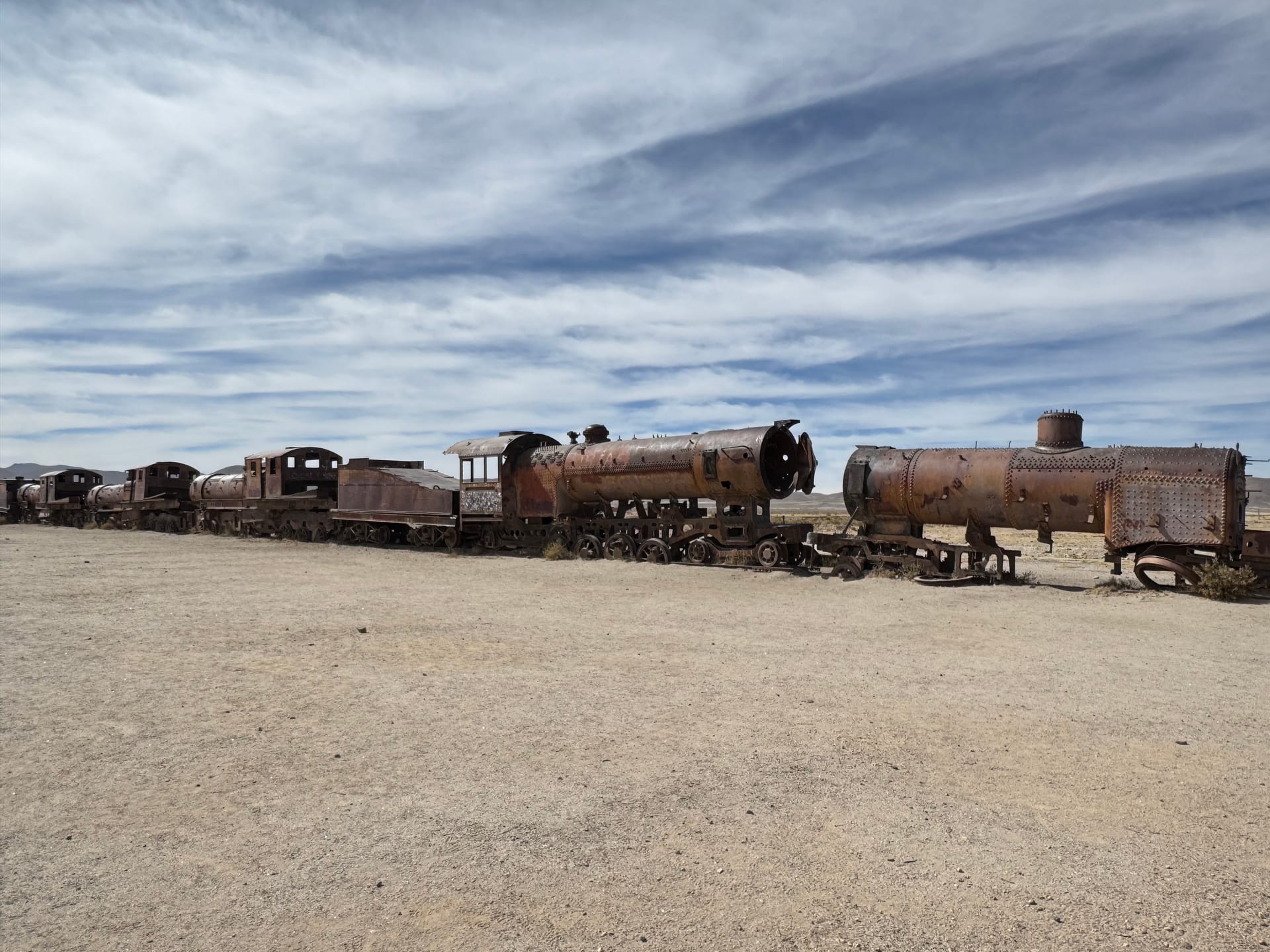 Wagons abandonnés dans le désert aux abords d'Uyuni