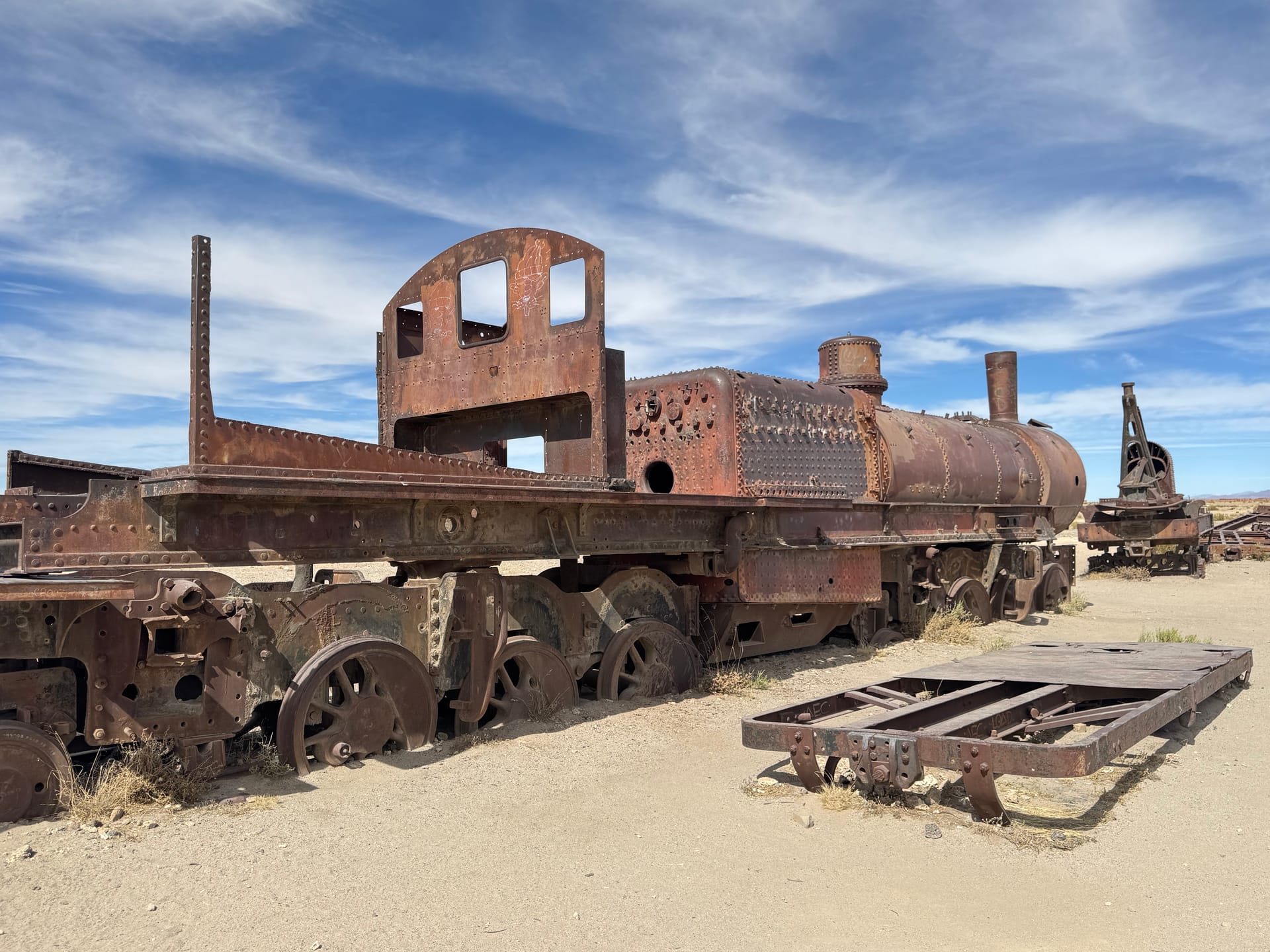 Carcasse de locomotive à vapeur éventrée sous le ciel de l'Altiplano