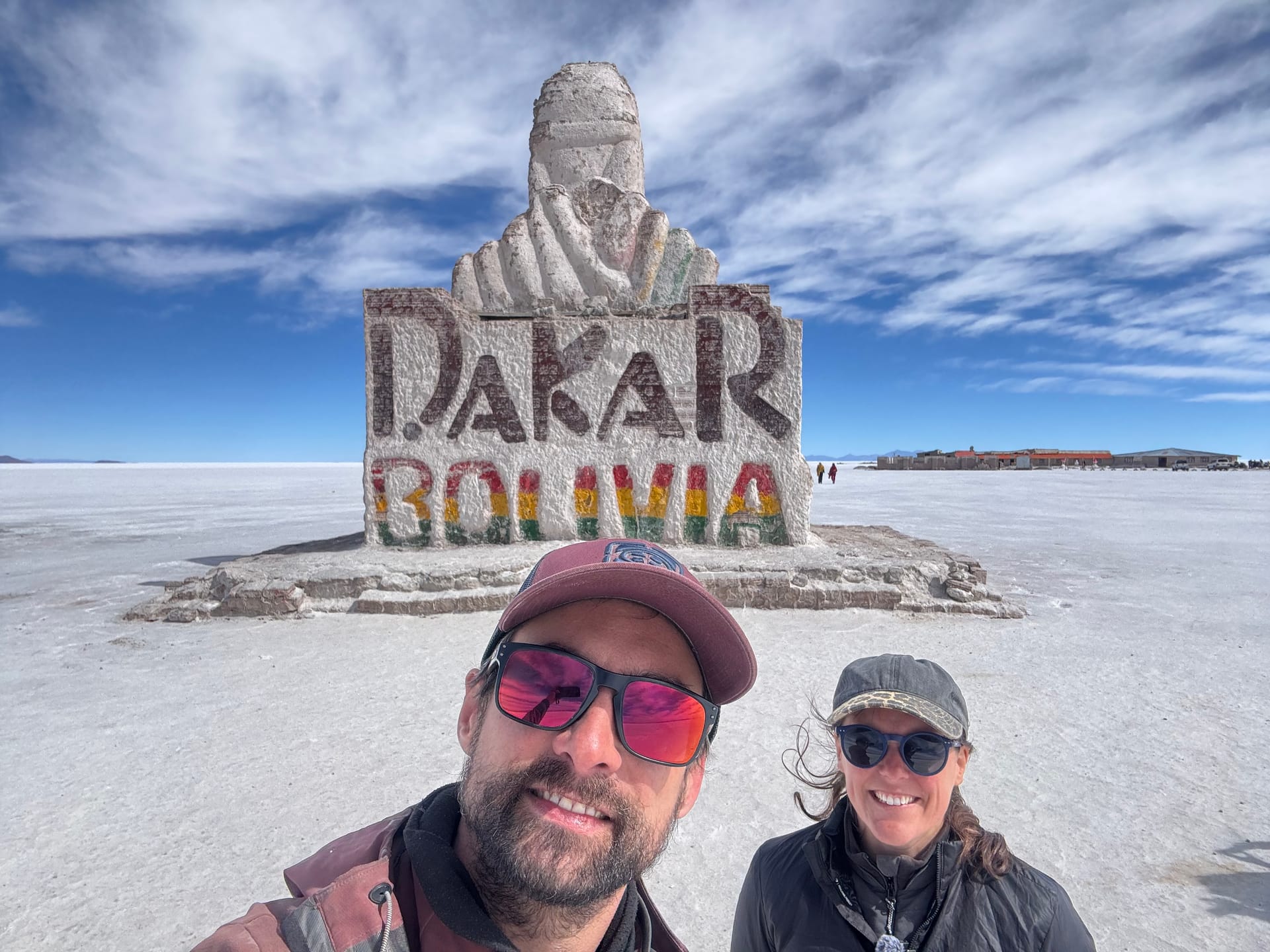 Adeline et Thomas devant le monument Dakar du salar d'Uyuni