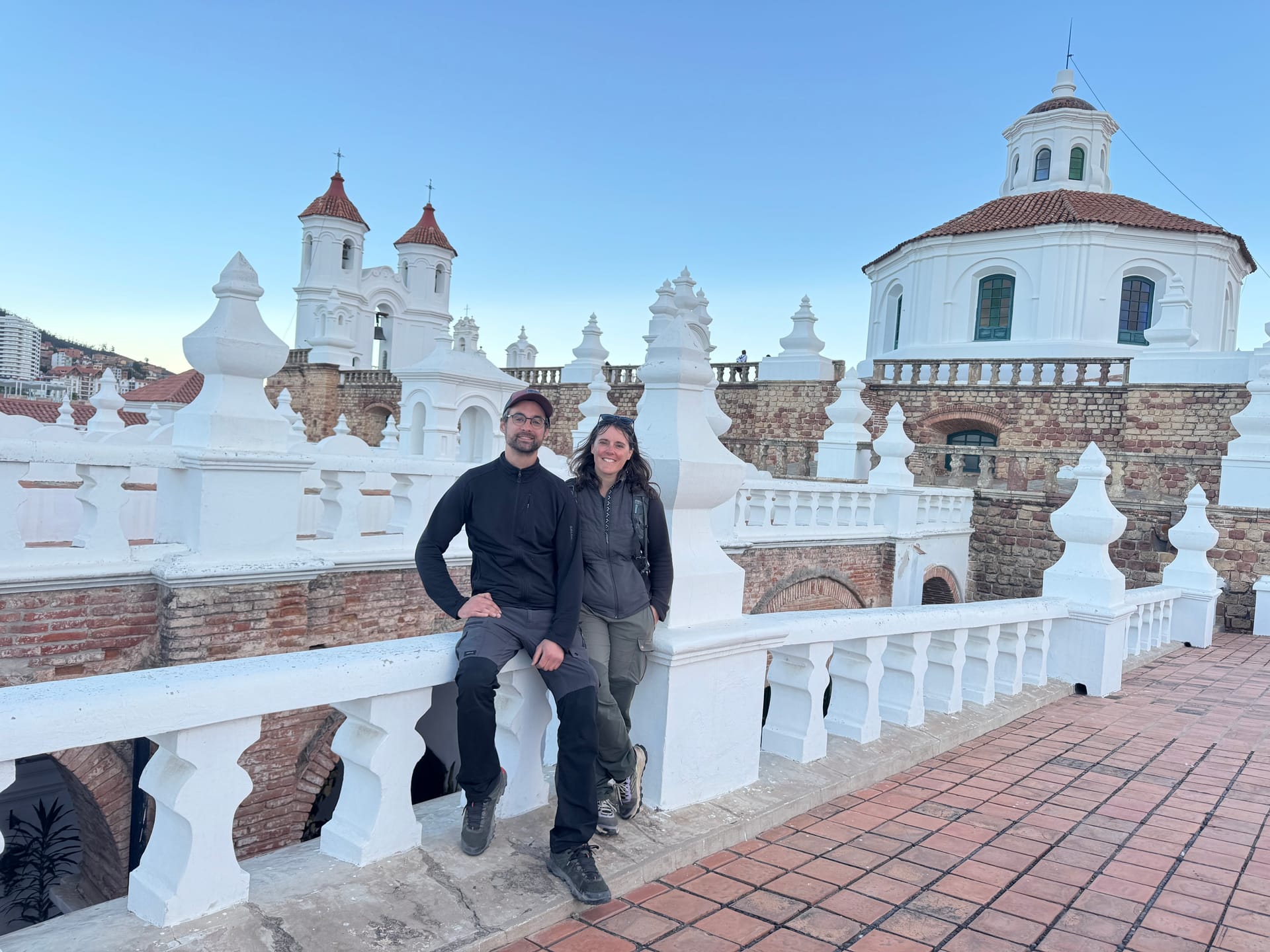 Adeline et Thomas sur le toit de San Felipe Neri à Sucre