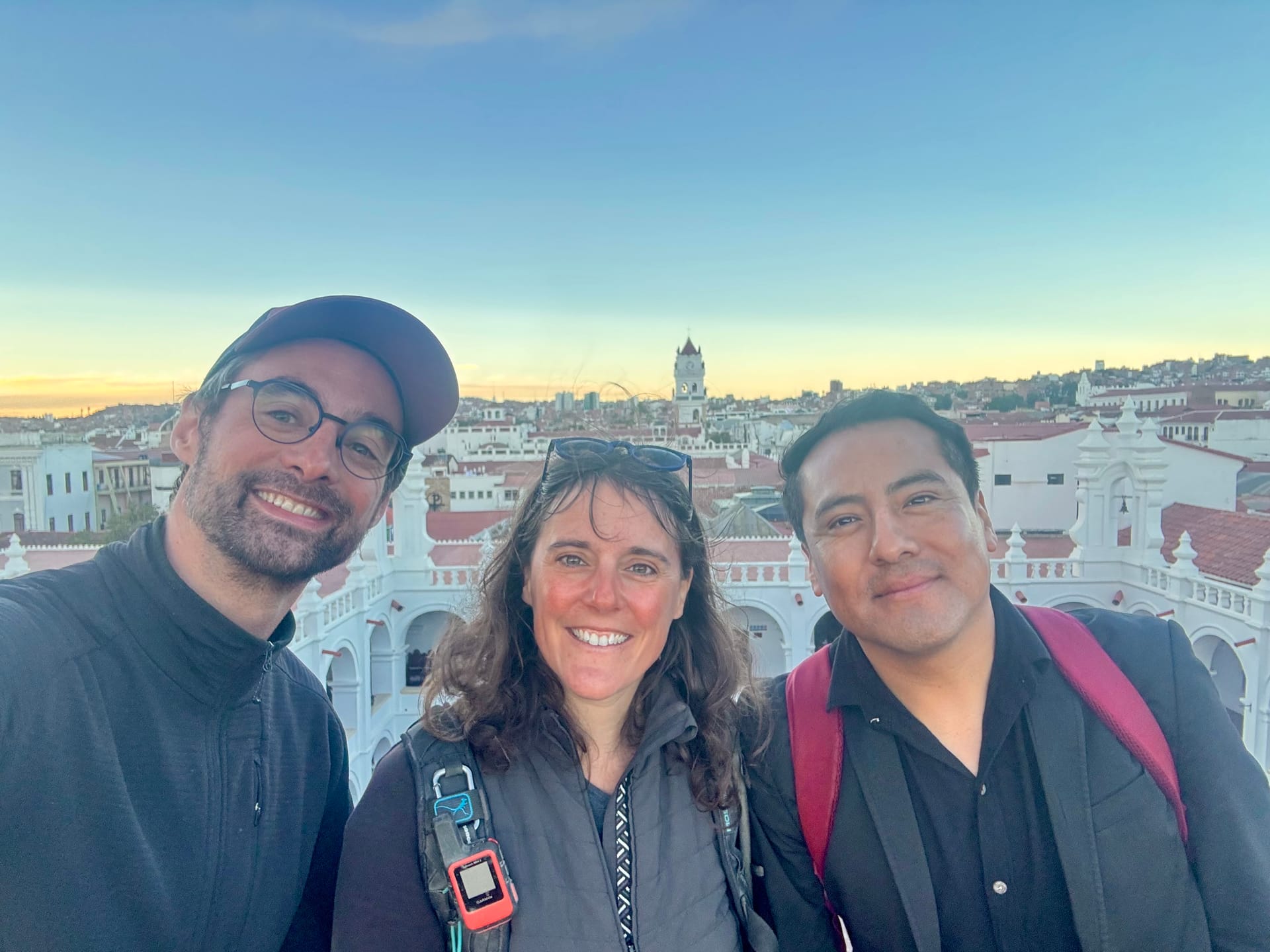 Adeline et Thomas en selfie avec Grover, leur guide francophone à Sucre