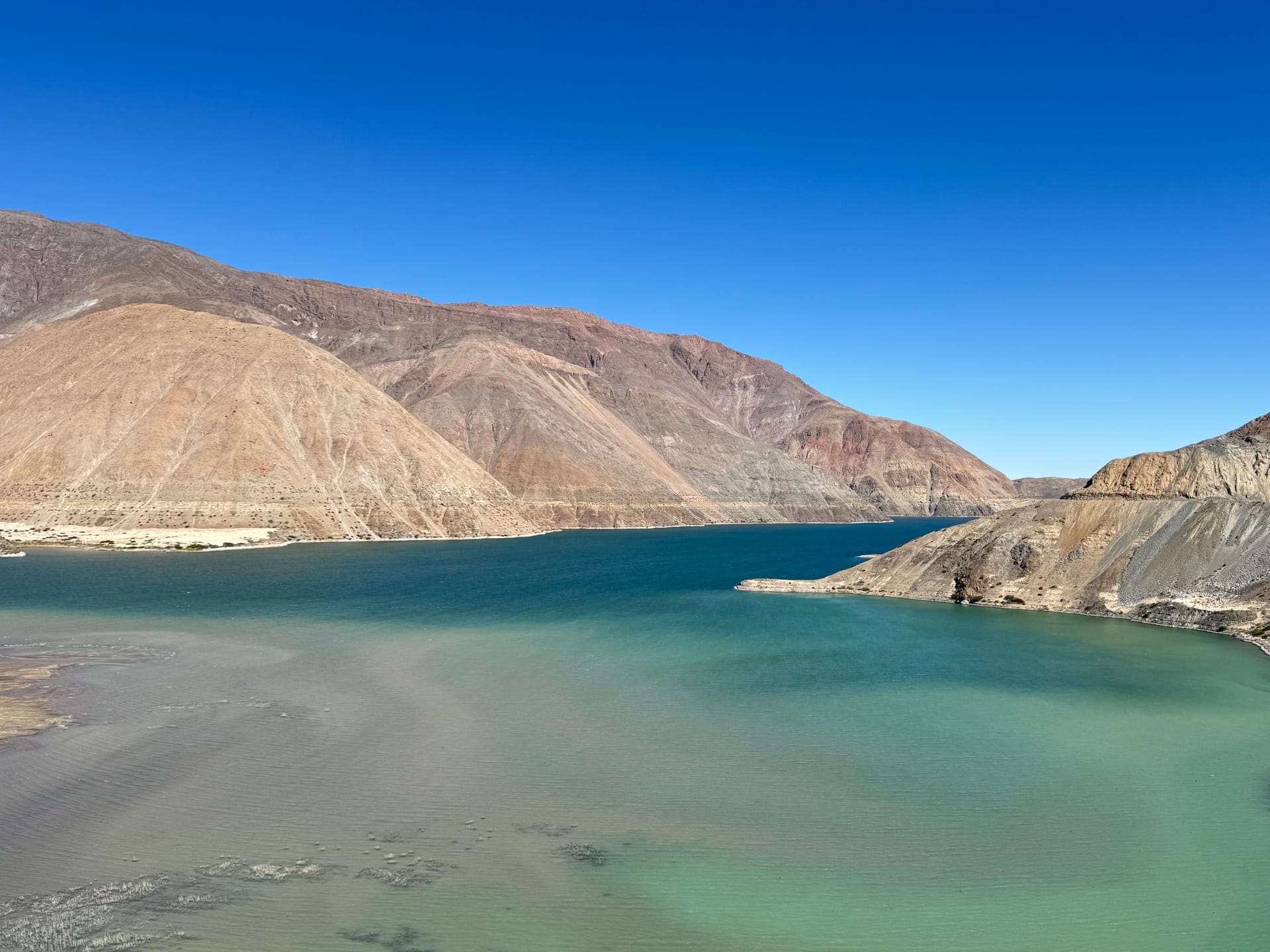 Lac turquoise entre des montagnes arides sur la route 104 au sud du Pérou