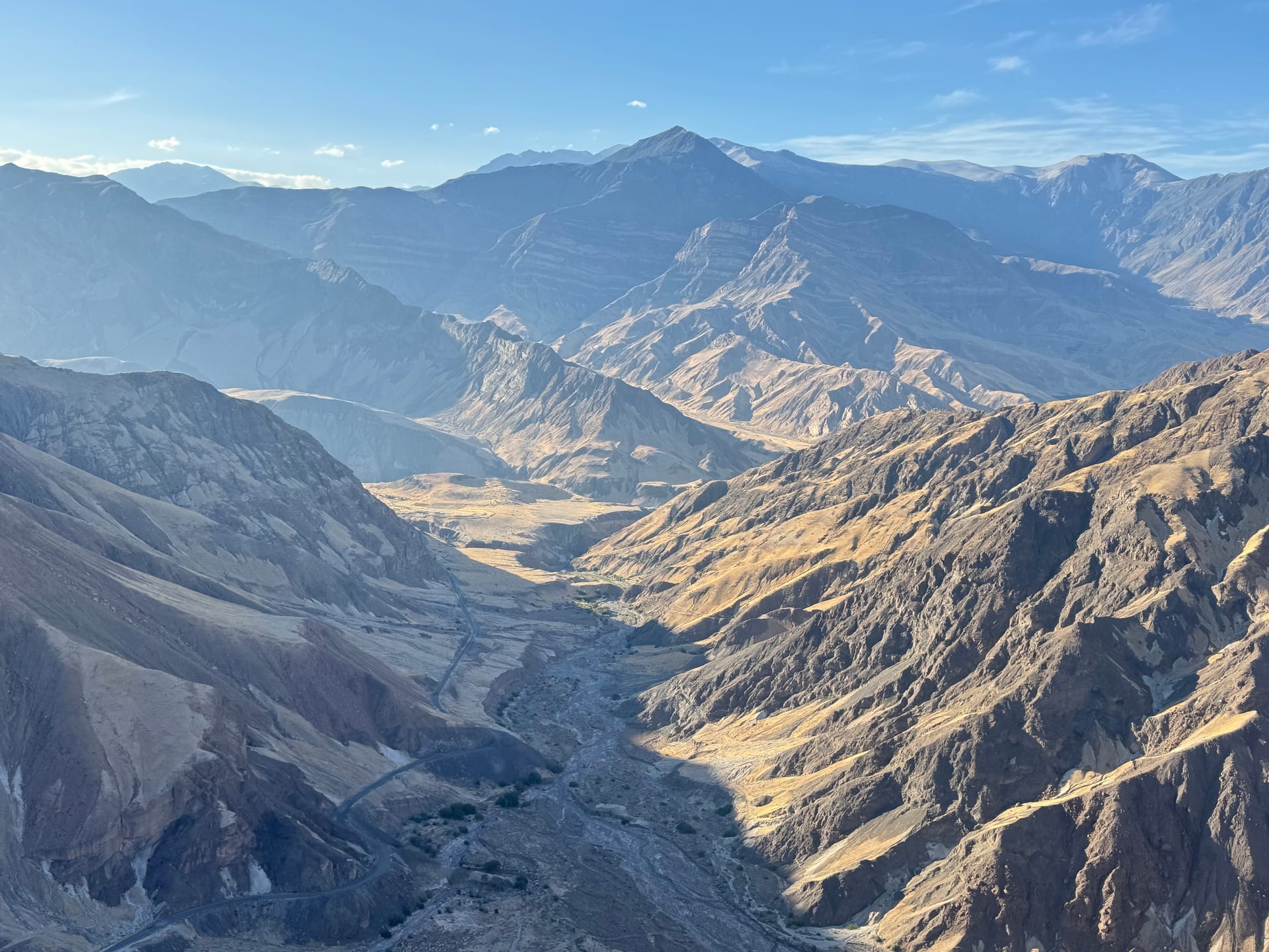 Vallée encaissée et montagnes arides entre Moquegua et Omate