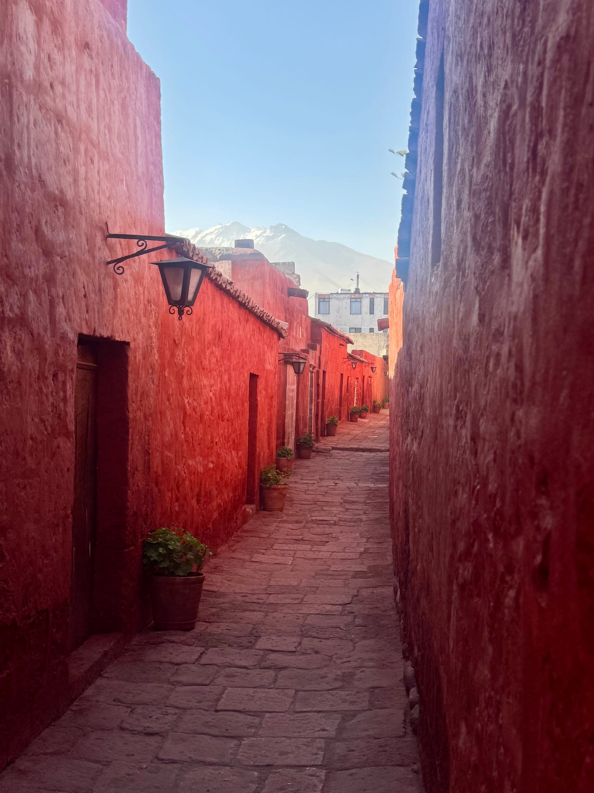 Ruelle aux murs rouges du monastère Santa Catalina à Arequipa