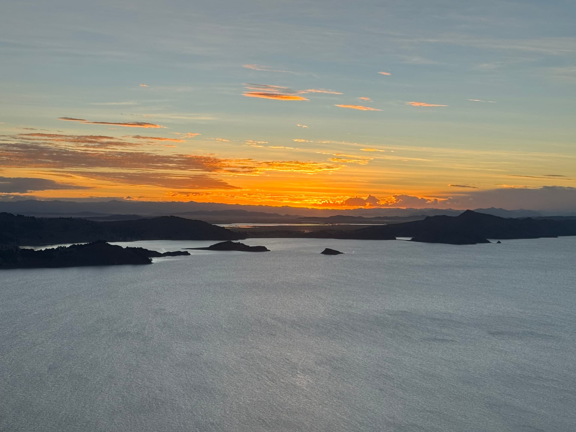 Coucher de soleil orange sur le lac Titicaca depuis l'île Amantani