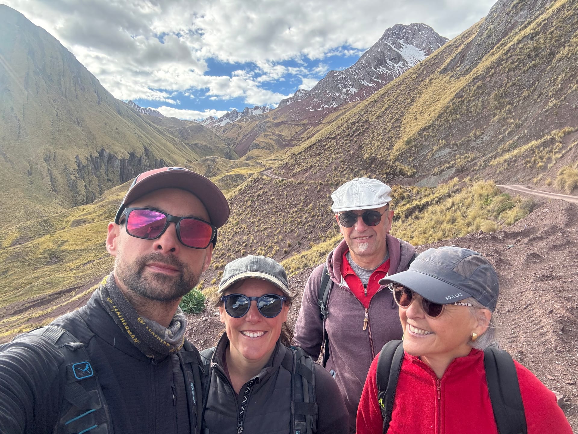 Selfie de Thomas, Adeline et ses parents dans une vallée andine sur le chemin de Pallay Punchu