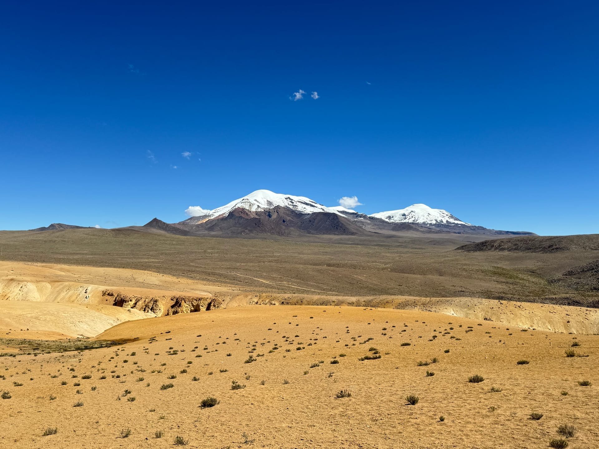 Volcan enneigé au-dessus d'un haut plateau désertique sur la route de Cotahuasi