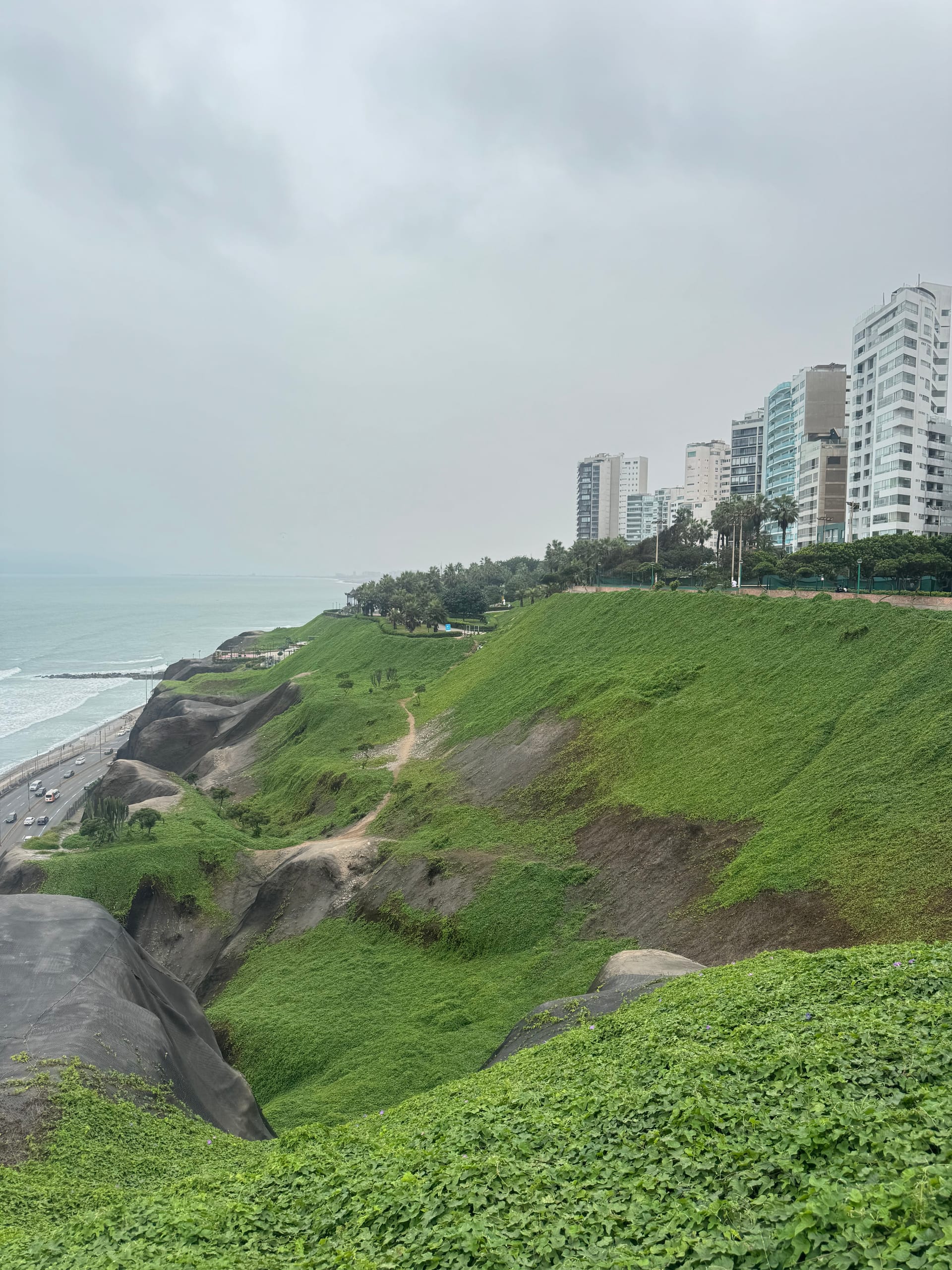 Falaises verdoyantes et tours de Miraflores face au Pacifique à Lima