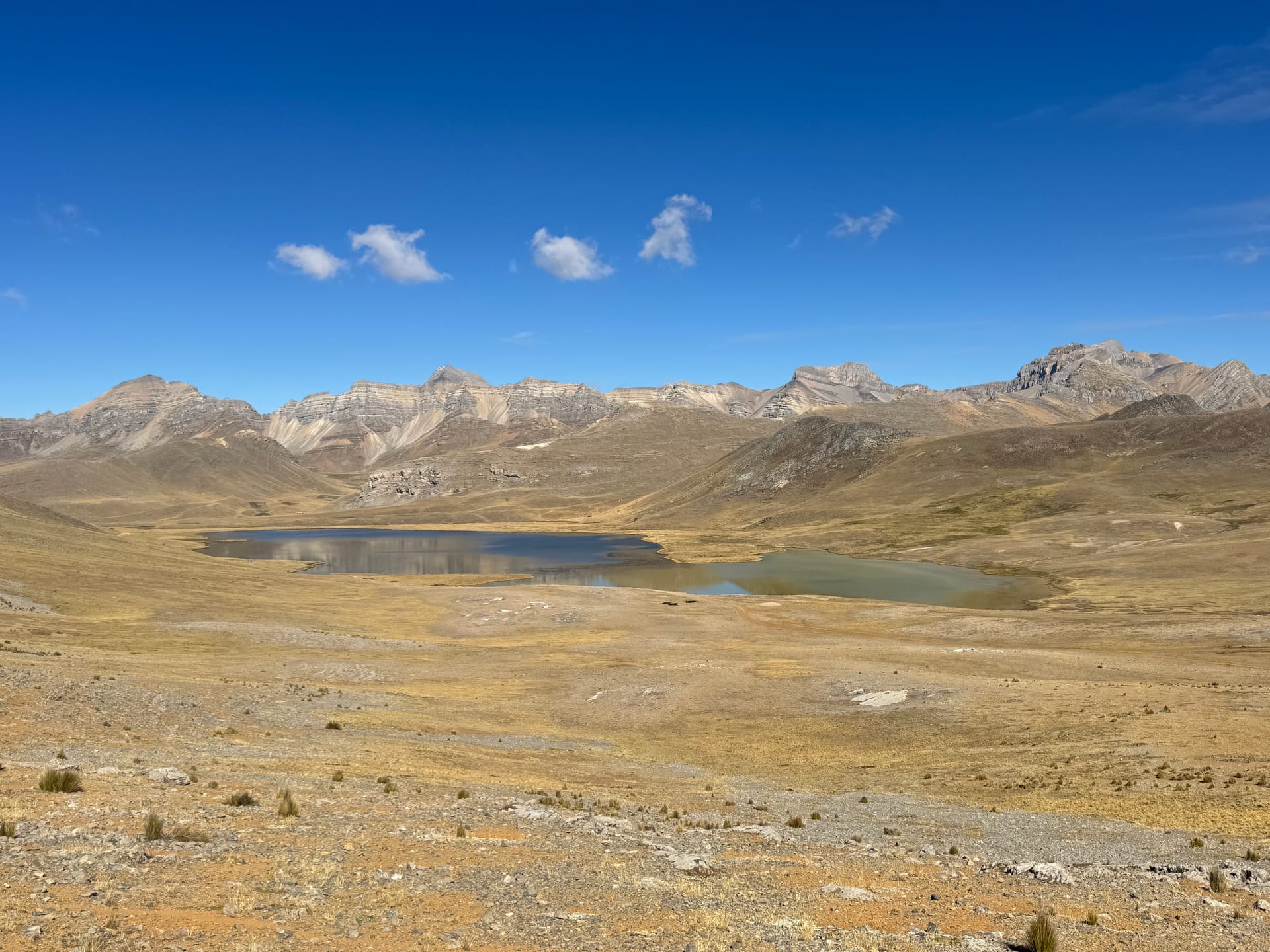 Lagune et haut plateau doré sur la Peru Great Divide au matin