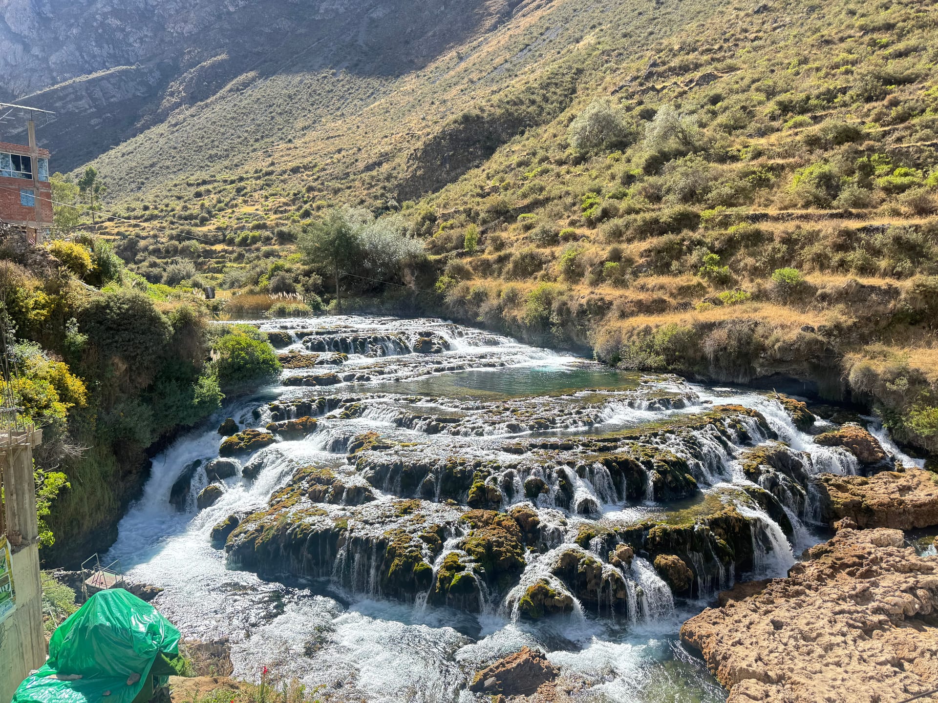 Cascades en gradins de la rivière à Huancaya