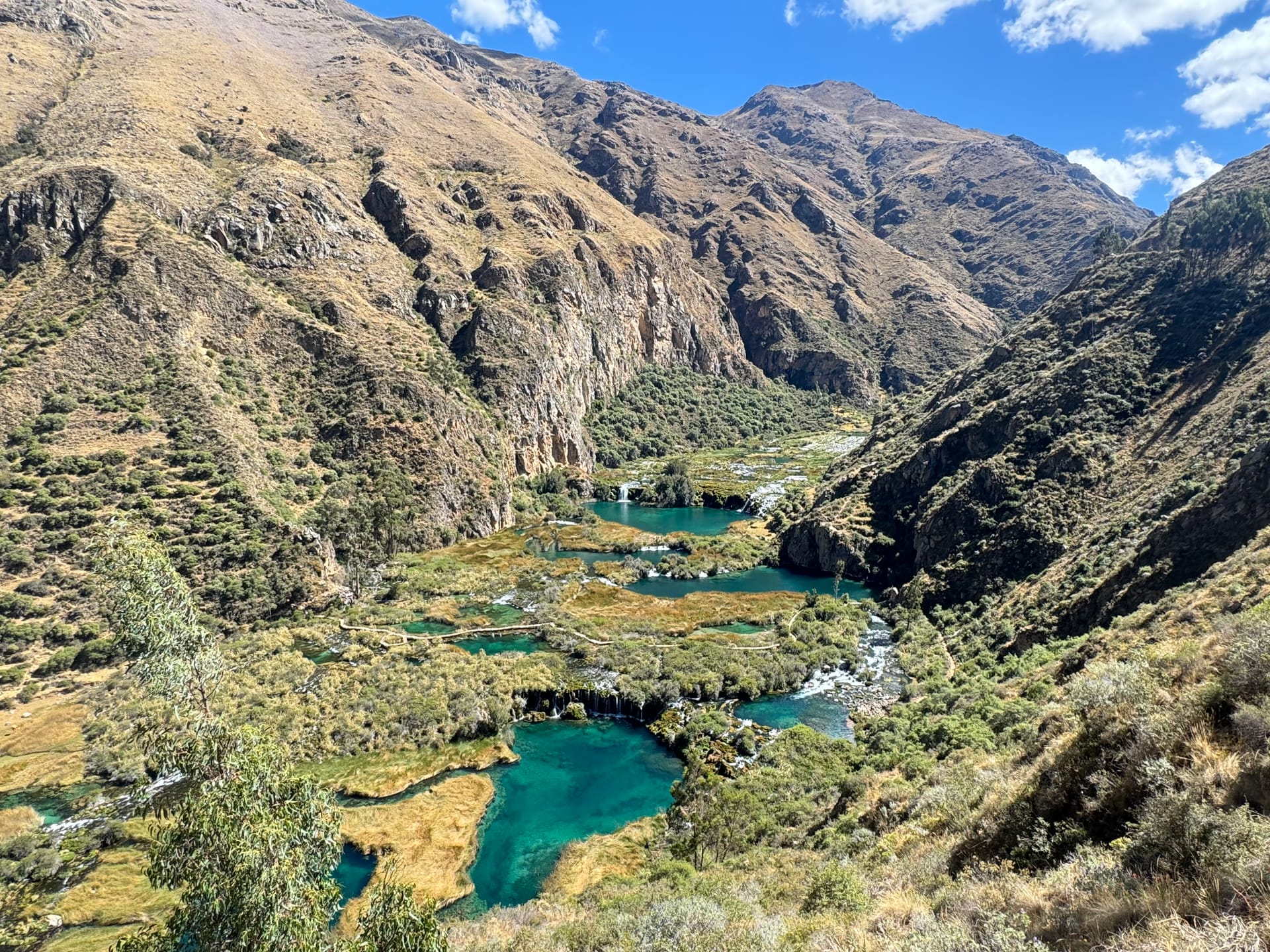 Lagunes turquoise en chapelet au fond de la vallée de Huancaya