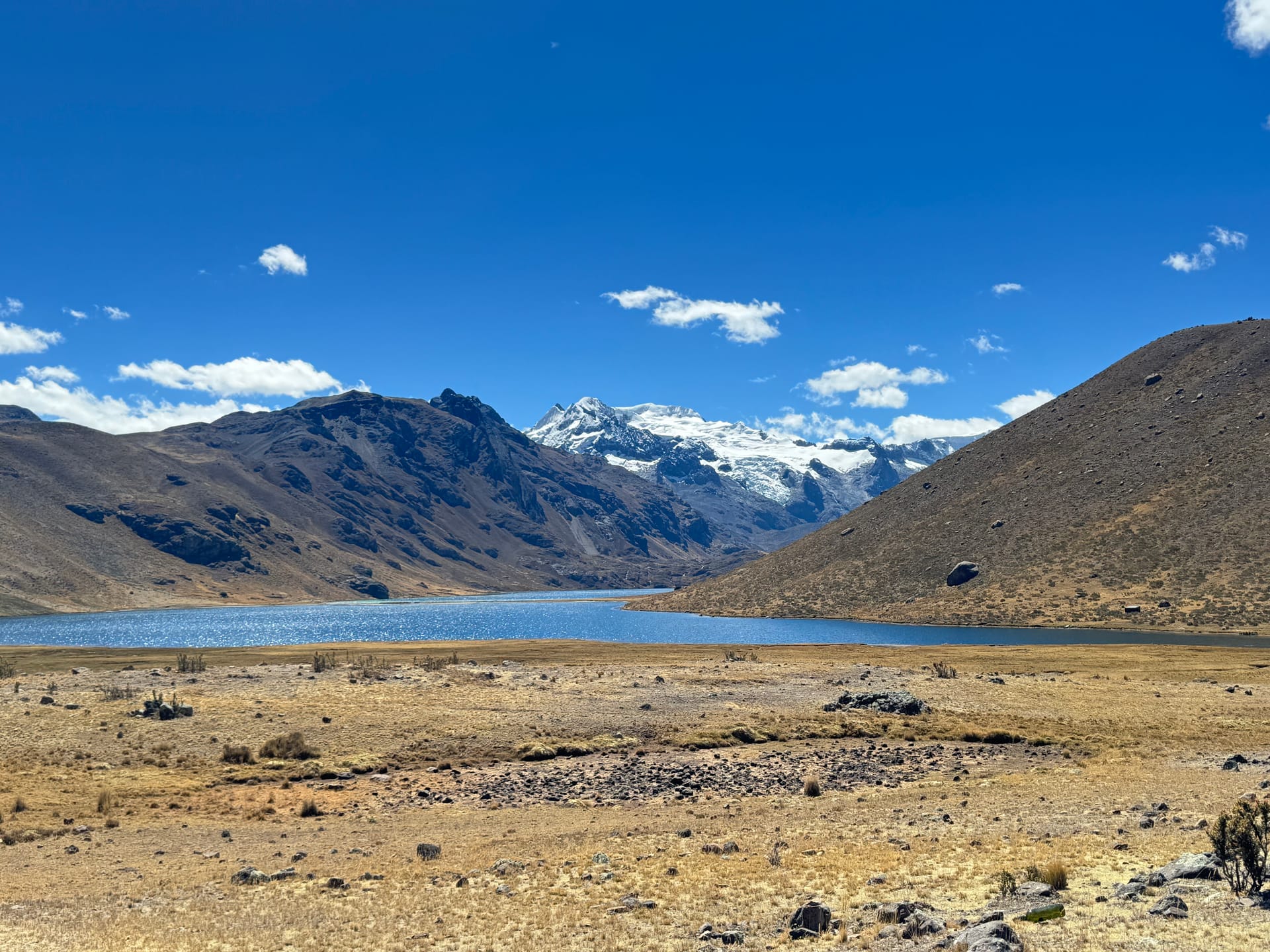 Lagune d'altitude et sommets enneigés sur la piste après Tanta