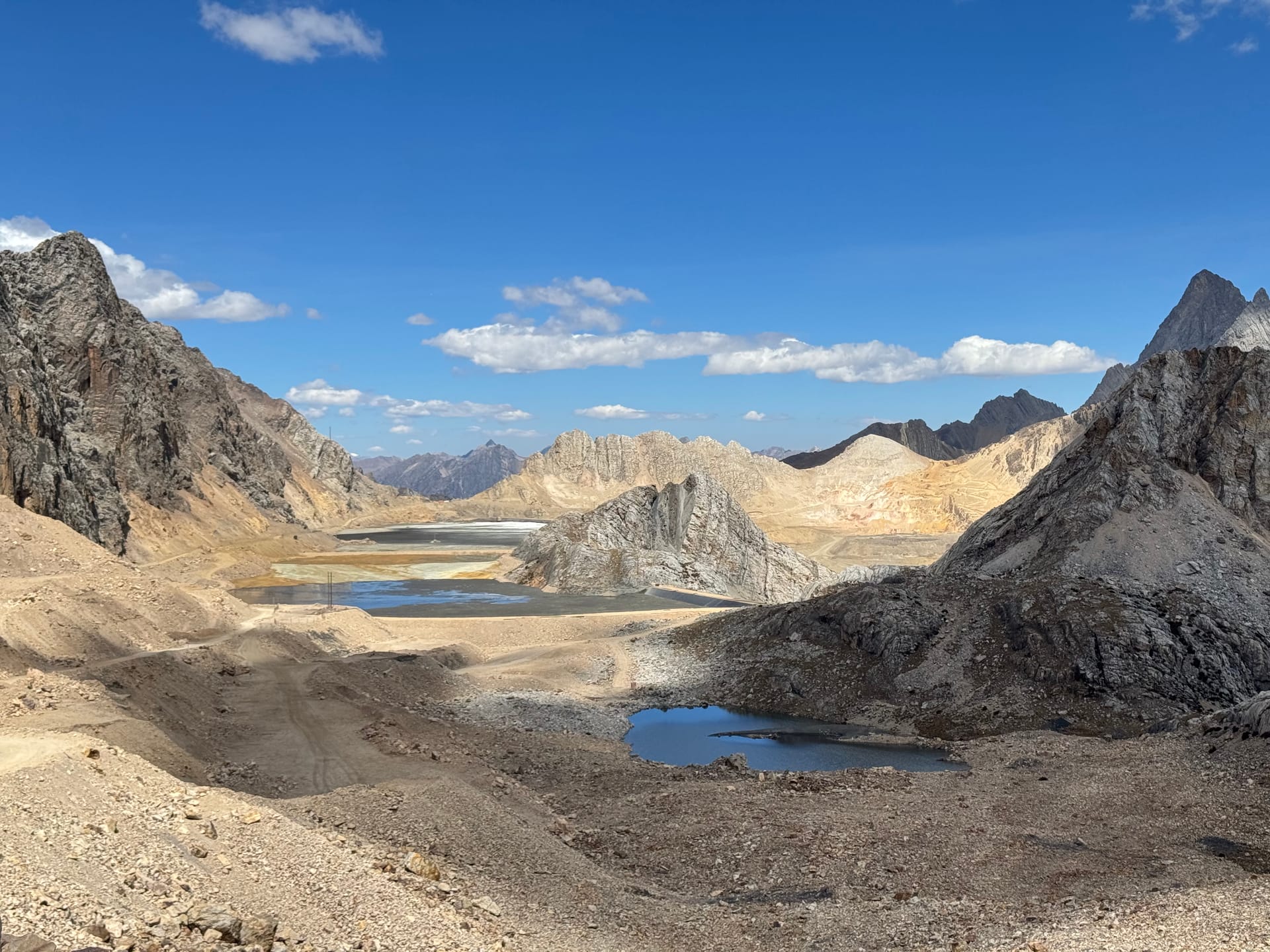 Lagunes au creux d'un canyon rocheux dans les Andes péruviennes