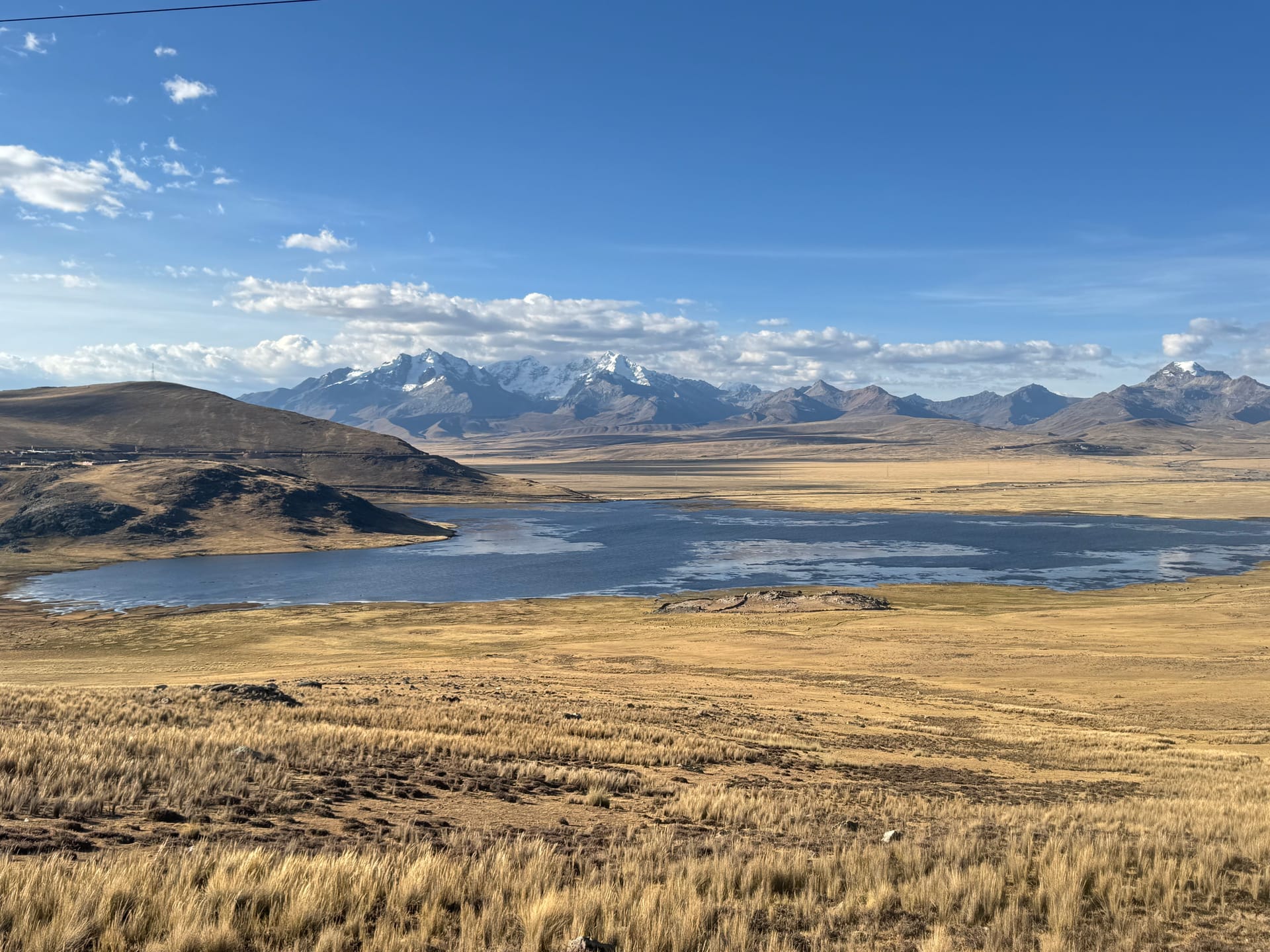 Lagune et Cordillère Blanche enneigée sur le haut plateau avant Catac