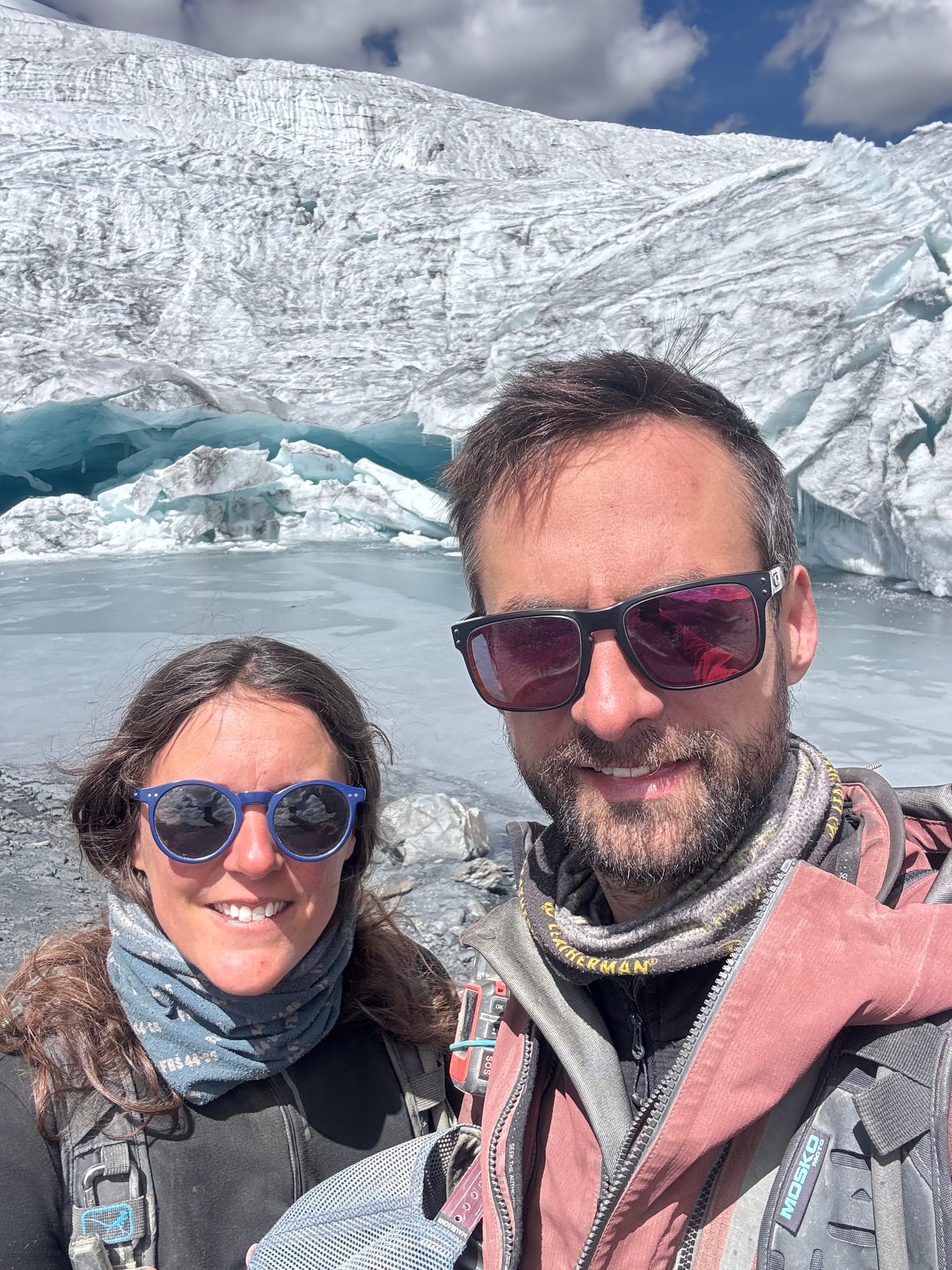 Selfie d'Adeline et Thomas devant le glacier Pastoruri
