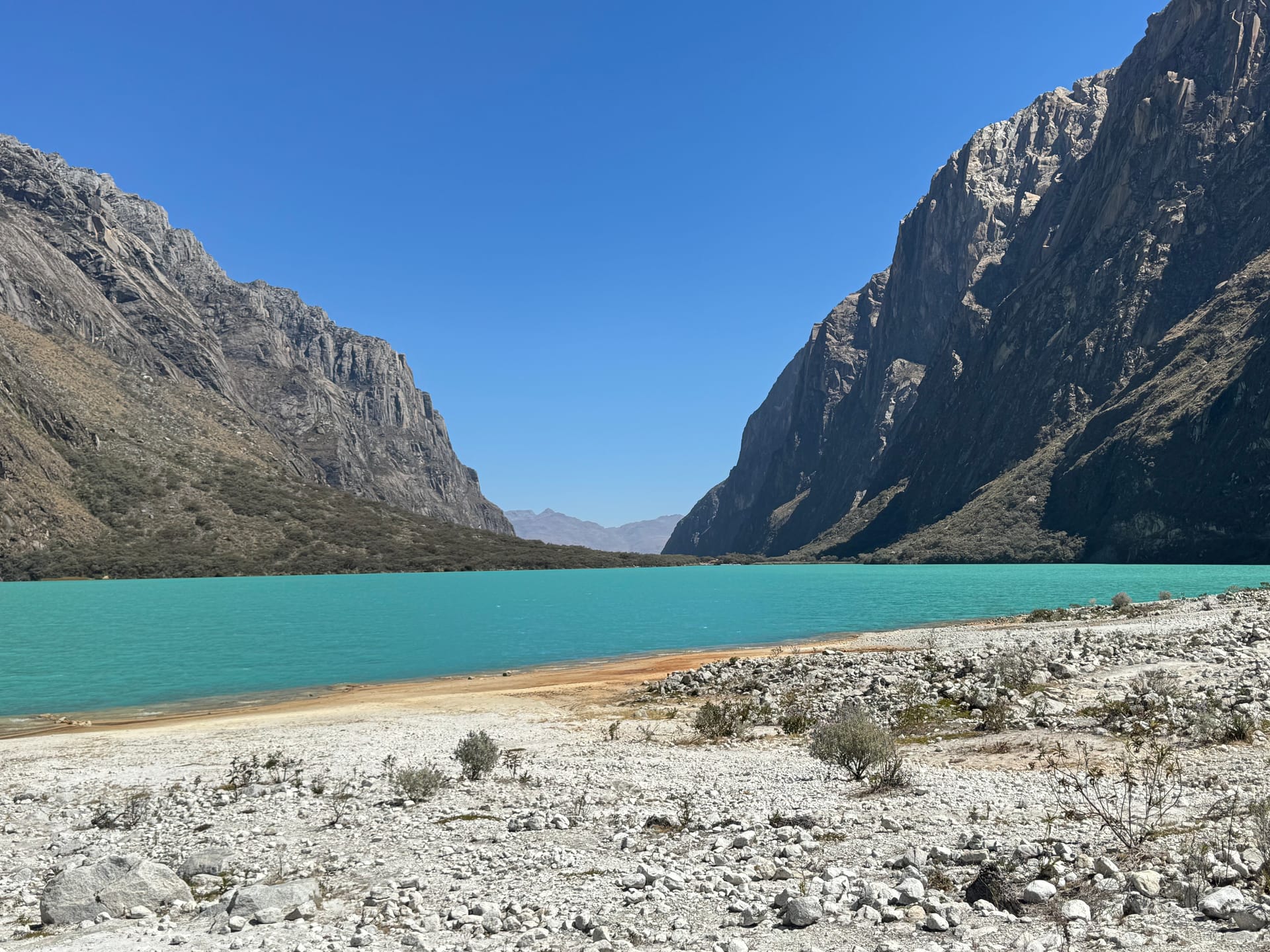 Laguna Parón, turquoise entre deux parois rocheuses